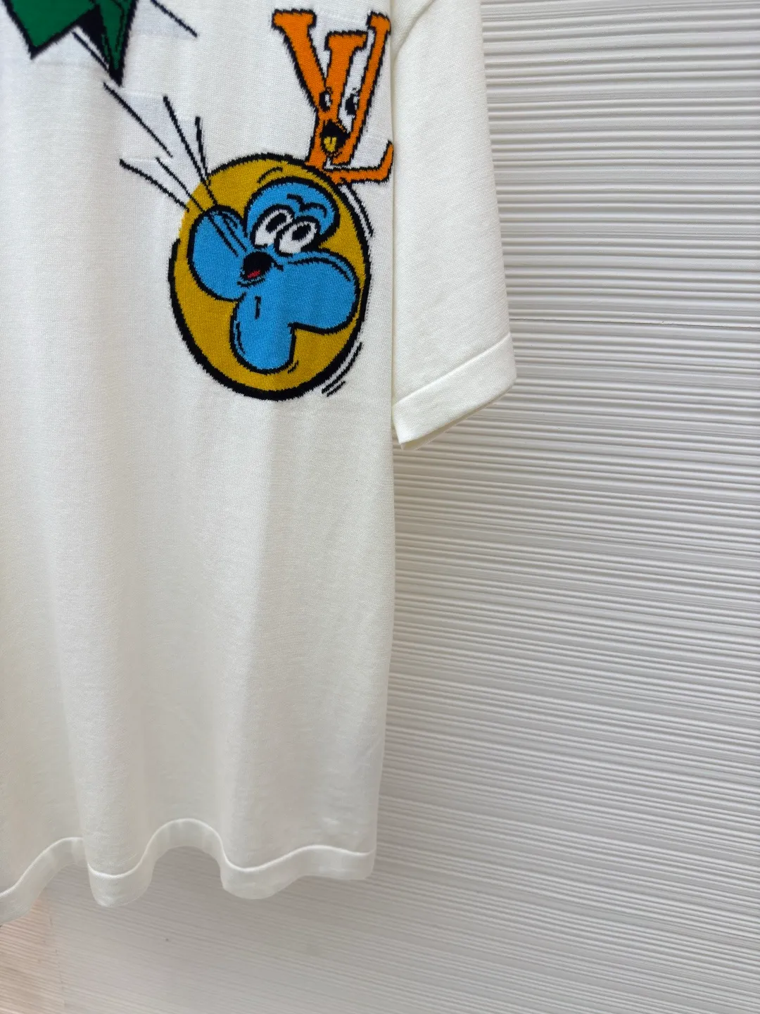 LOUIS VUITTON woolen childlike paper airplane wool short sleeves ●Authentic product: purchased and developed by 7249 ●Item number: 1680219-A55 ●Fabric: wool fabric ●Technology: woolen jacquard ●Version: fitted version ●Weight: about 300 grams ●Size: It feels soft to the touch and does not irritate the skin. It uses the most advanced deodorizing aromatherapy and soft special washing methods to make the garments smooth and odor-free. Four quality inspections are used to produce the perfect product. The overall wiring is straight and delicate, the fabric is comfortable and soft, and the color is consistent without color difference. It can be matched with the same style to create a fashionable look and control various occasions. Customized accessories, complete three standards, same style for men and women!